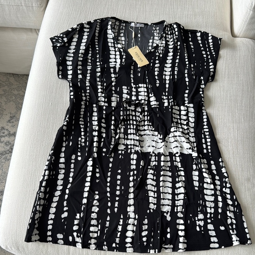 NWT Black and White swim cover up (S)